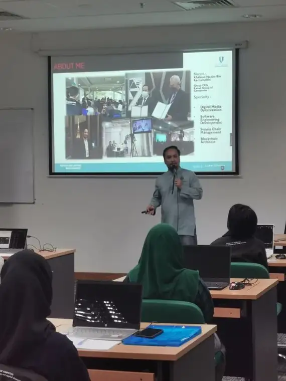 Maishince trainer leading a classroom session