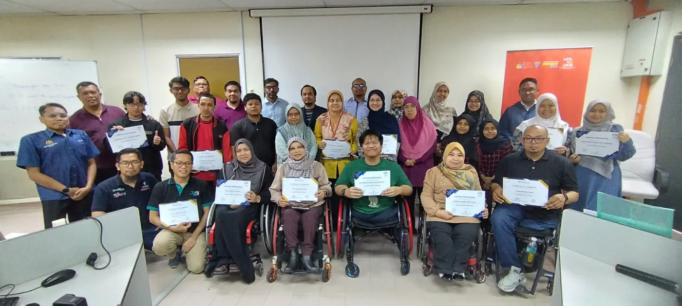 Latihan MADANI participants with their certificates